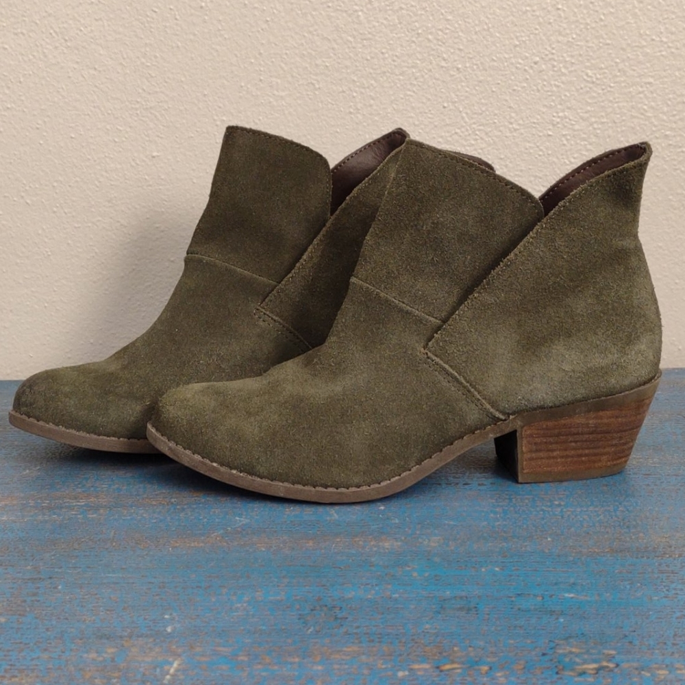 Woman's leather ankle boots